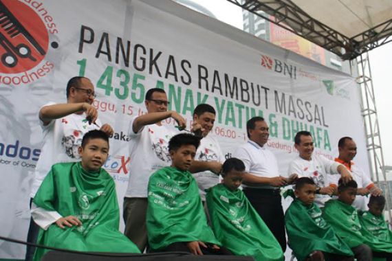 Pangkas Rambut Anak Yatim Jelang Ramadan - JPNN.COM