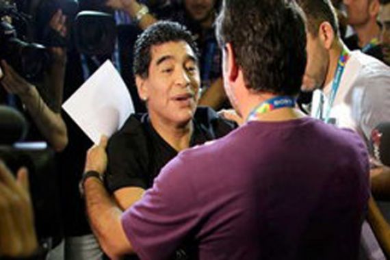Maradona Tersesat di Antara Fans Brasil - JPNN.COM
