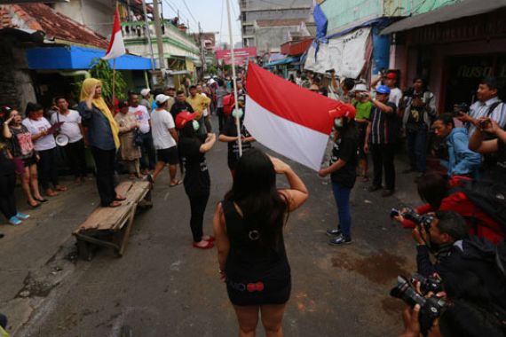 Nyatakan Tetap Buka, PSK Dolly Upacara Bendera - JPNN.COM