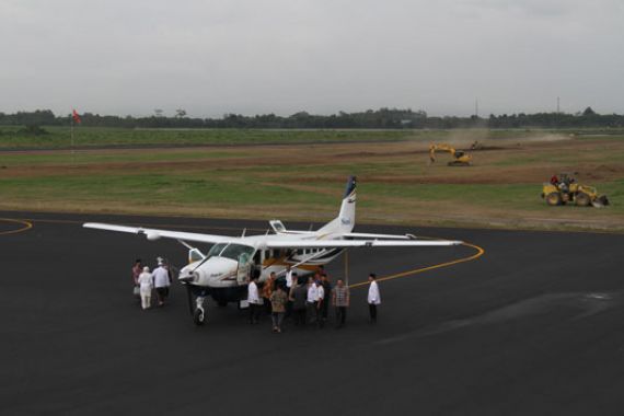 Pilot Kanada Puji Bandara Jember - JPNN.COM