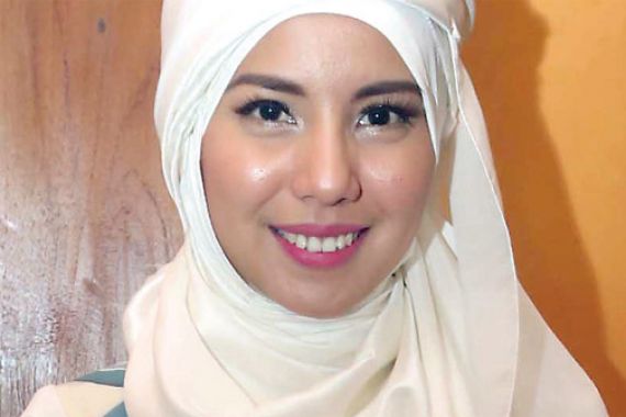 Tya Ariestya Belajar Menutup Aurat - JPNN.COM