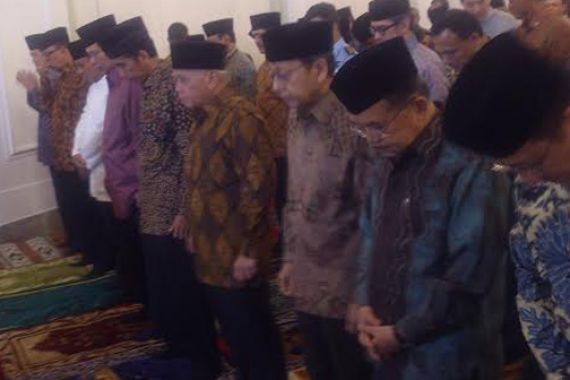 Salat Magrib, SBY Tetap Diapit Jokowi dan Prabowo - JPNN.COM