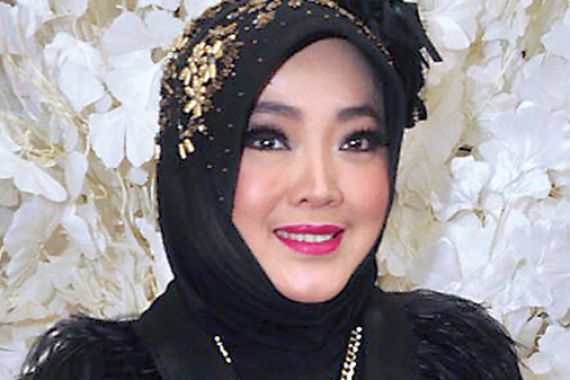 Rina Gunawan Khatam Alquran di Usia 40 Tahun - JPNN.COM