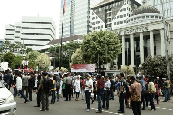 Massa Buruh dan Relawan Banten Bergabung ke Gedung MK - JPNN.COM
