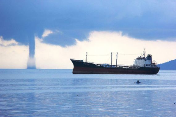 Foto Puting Beliung di Laut Anambas - JPNN.COM