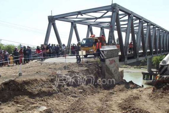 Jembatan Comal Ambles Lagi - JPNN.COM