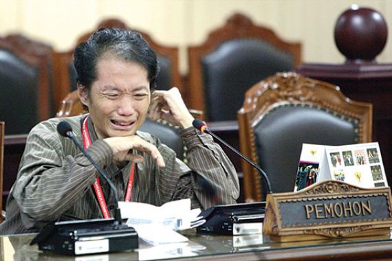 Mengenal Ignatius Ryan Tumiwa, Penggugat Pasal Eutanasia di MK - JPNN.COM