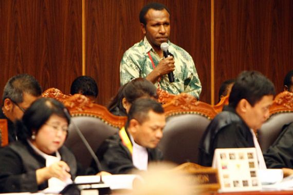 Saling Debat Saksi Papua dan Kuasa Hukum Jokowi-JK - JPNN.COM