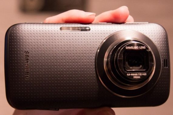 Galaxy K Zoom, Teknologi Khusus untuk Penggemar Selfie - JPNN.COM
