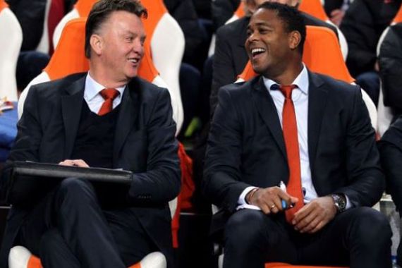 Kluivert tak Berminat Latih Tim Kasta Kedua Inggris - JPNN.COM