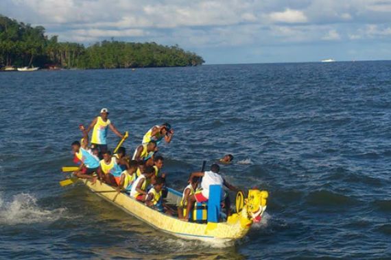 Lomba Perahu Naga Ramaikan Sail Raja Ampat - JPNN.COM