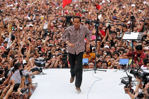 Jokowi Minta Relawan di Rumah Saja - JPNN.COM