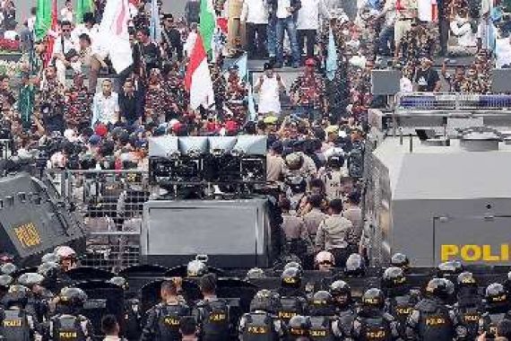 Massa Mulai tak Terkendali, Polisi Siapkan Pasukan - JPNN.COM