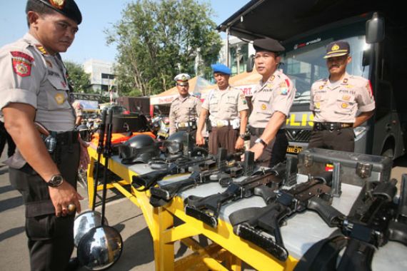 Antisipasi Kerusuhan, Polisi Tutup Akses ke KPU Jatim - JPNN.COM