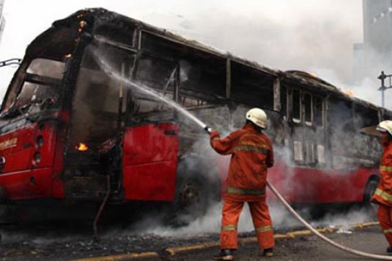 Bus Transjakarta Terbakar Disertai Ledakan Keras - JPNN.COM