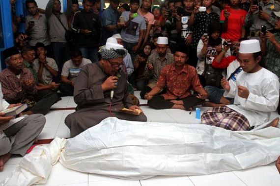 Dituduh Berilmu Hitam, Tantang Mertua Sumpah Pocong - JPNN.COM