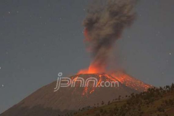 Lava Pijar Gunung Slamet Bakar Savana - JPNN.COM