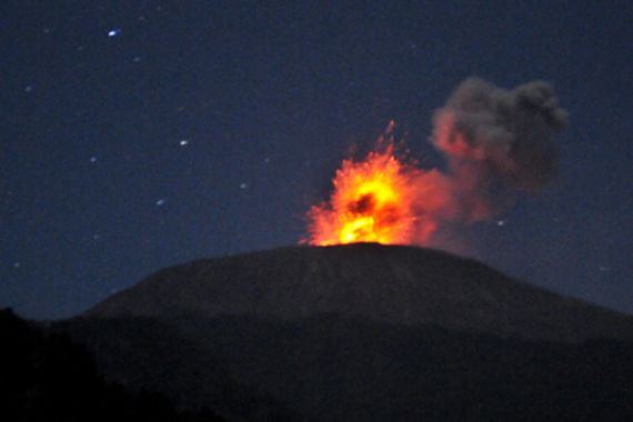 Sehari, Gempa Letusan Gunung Slamet Capai 12 Kali - JPNN.COM