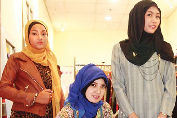 Hijabers Bermain Padu Padan Baju Second - JPNN.COM