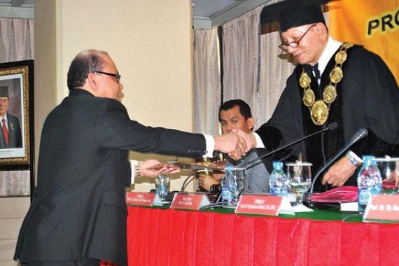 Kapolda Jatim Raih Gelar Doktor - JPNN.COM