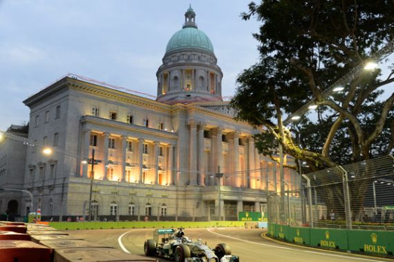 Hamilton Sabet Pole F1 Singapura - JPNN.COM