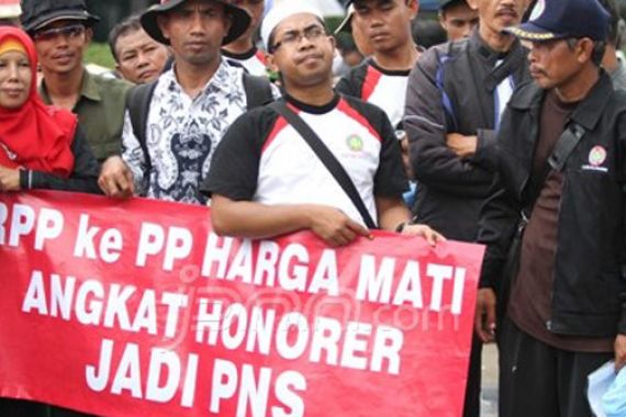 Tolak PPPK, Honorer K2: PNS Harga Mati - JPNN.COM