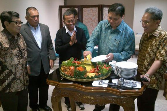 Rapat Terakhir, Komisi VI DPR Beri Tumpeng untuk Dahlan Iskan - JPNN.COM