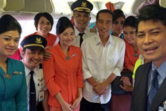 Jokowi Bikin Heboh di Pesawat Garuda - JPNN.COM