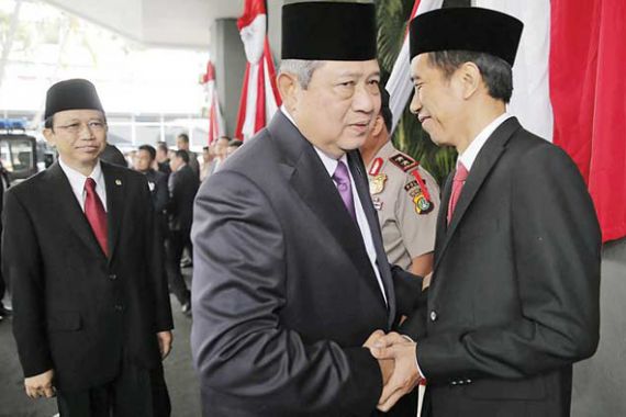 Di Lubang Buaya, Jokowi Ngobrol Serius dengan SBY - JPNN.COM