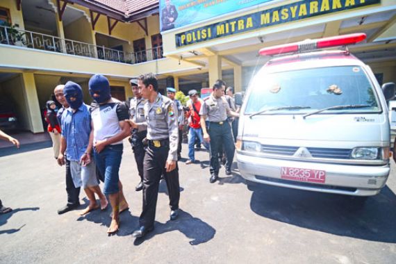 Pakai Ambulans Pinjaman untuk Angkut 2 â€˜Limosinâ€™ Curian - JPNN.COM