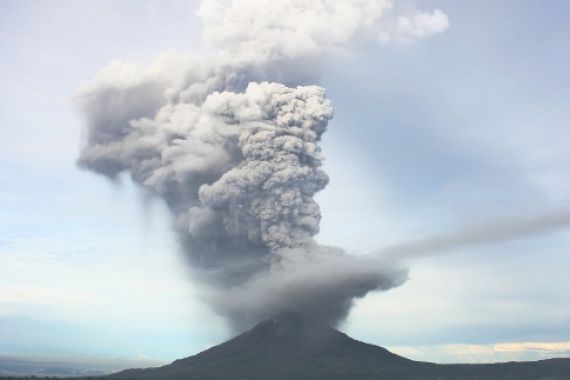 Debu Erupsi Sinabung Hingga Deli Serdang - JPNN.COM