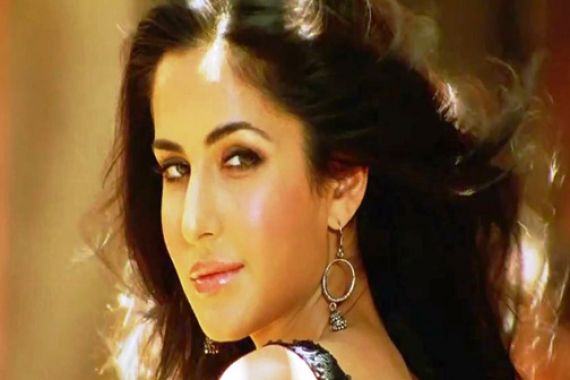 Katrina Kaif Merasa tak Bisa Saingi Kareena Kapoor - JPNN.COM