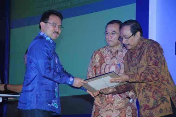 Pemkab Banjar Tiga Kali Raih Investment Award - JPNN.COM