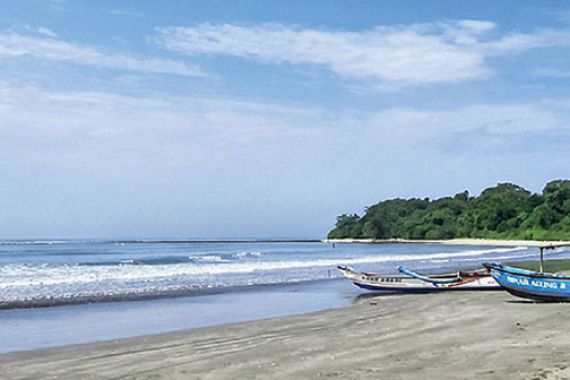 Pantai Minajaya, Pasir Cokelat dengan Hamparan Rumput Laut - JPNN.COM