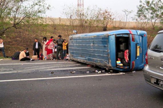 Minibus Terguling di Tol Cipularang - JPNN.COM