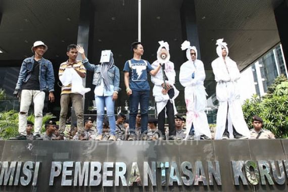 KPK Periksa Kadis Kehutanan Provinsi Riau - JPNN.COM