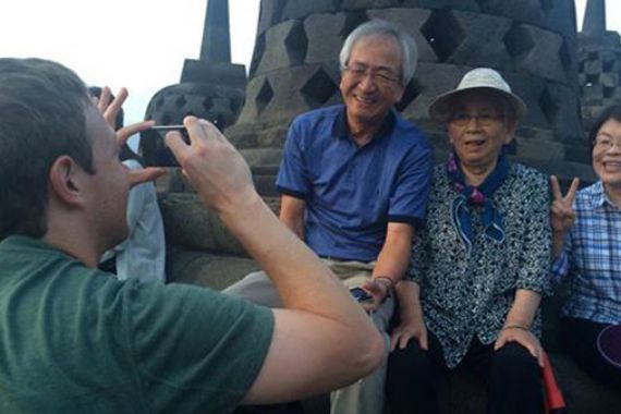 Ke Borobudur, Mark Zuckerberg Jadi Tukang Foto - JPNN.COM