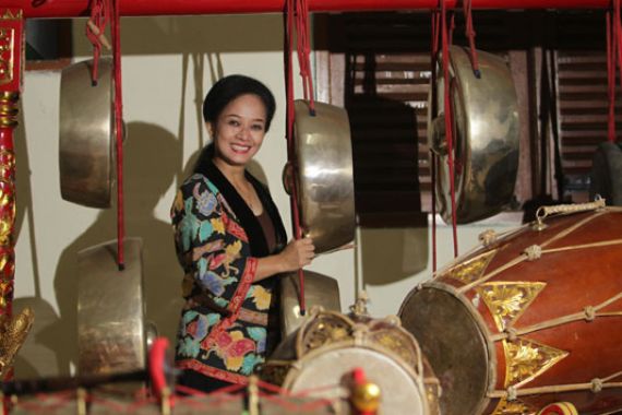 Dewi Sulastri, Kecintaannya terhadap Seni Tradisional - JPNN.COM