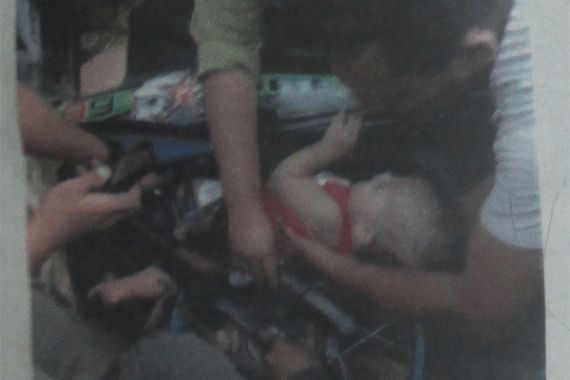 Bayi Tersangkut di Antara Roda dan Garpu Belakang Motor - JPNN.COM
