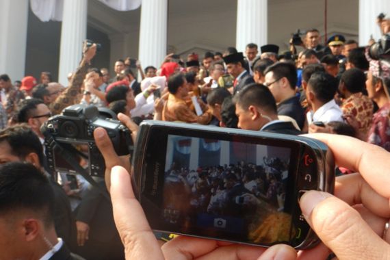 Jokowi Buka Gerbang Istana, Masyarakat Berebut Masuk - JPNN.COM