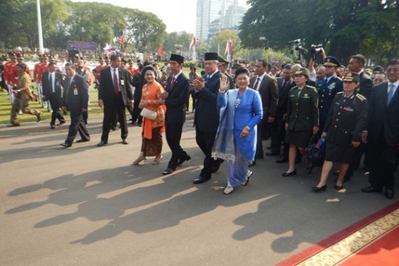 Kelilingi Halaman Istana Merdeka, Jokowi-SBY Disoraki - JPNN.COM