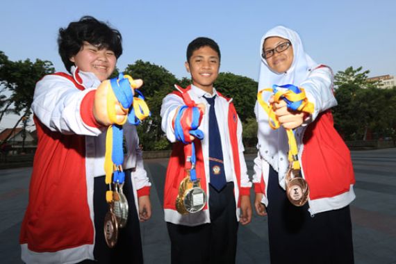 Tiga Siswa Surabaya Borong Medali pada Event Wizmic di India - JPNN.COM