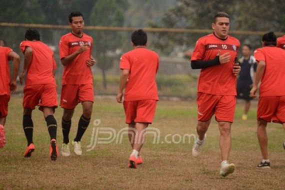 Arema Cronus 'Diejek' Persipura - JPNN.COM