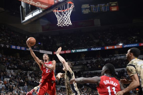 Layup Davis Bawa Pelicans Tumbangkan Spurs - JPNN.COM