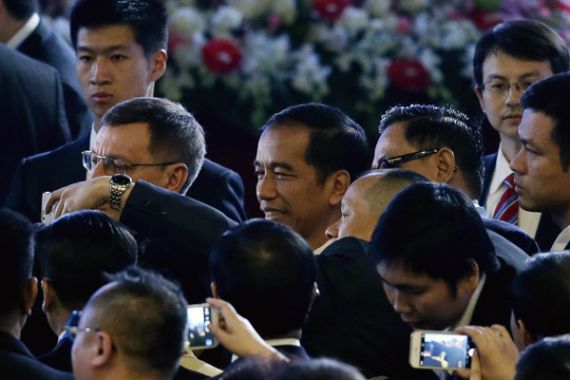 Jokowi jadi Rebutan Foto Selfie Peserta KTT APEC - JPNN.COM