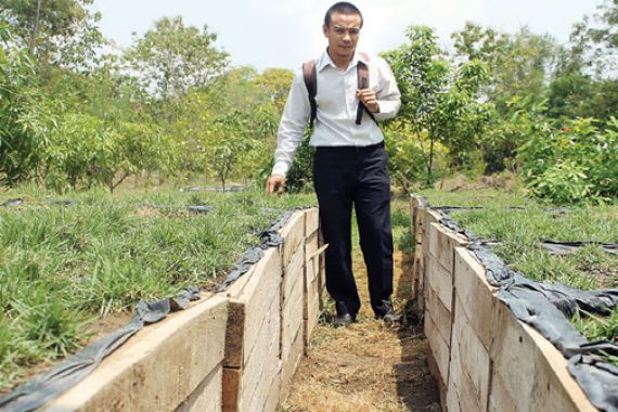 Woow, Dosen UNS Sukses Kembangkan Rumput Lokal Berstandar FIFA - JPNN.COM