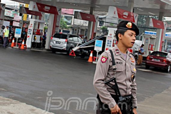 BBM Naik, Kepolisian Awasi SPBU - JPNN.COM