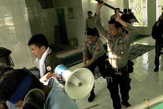 Tolak Kehadiran Jokowi, Mahasiswa Dipukuli Polisi Sampai Musala - JPNN.COM