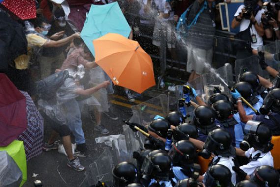Demonstran - Polisi Hongkong Bentrok - JPNN.COM