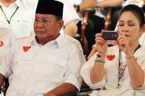 ARB Goda Titiek di Depan Prabowo - JPNN.COM